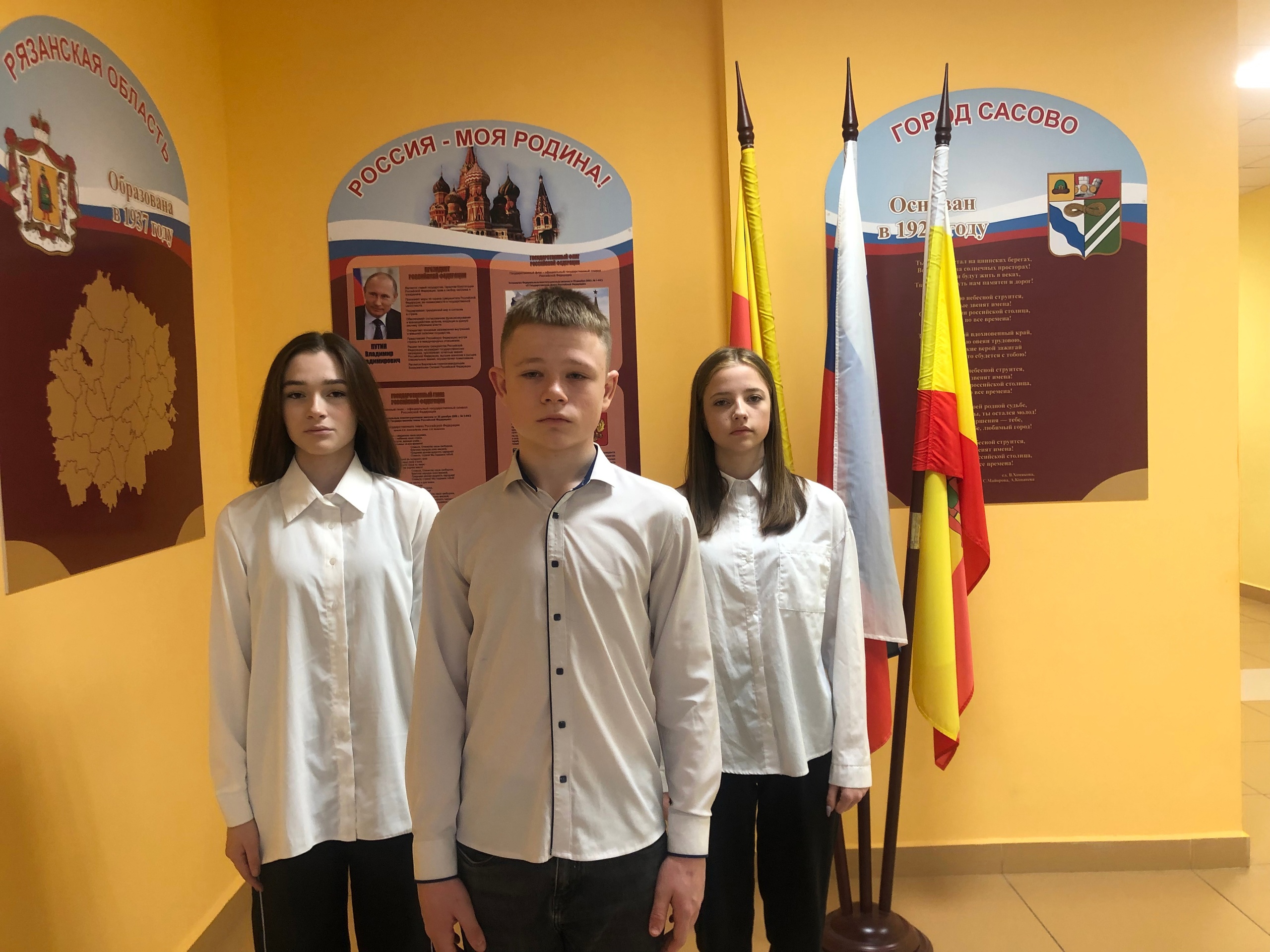 19 февраля в школе №2 прошла традиционная линейка Вноса флага и исполнения гимна Российской Федерации..