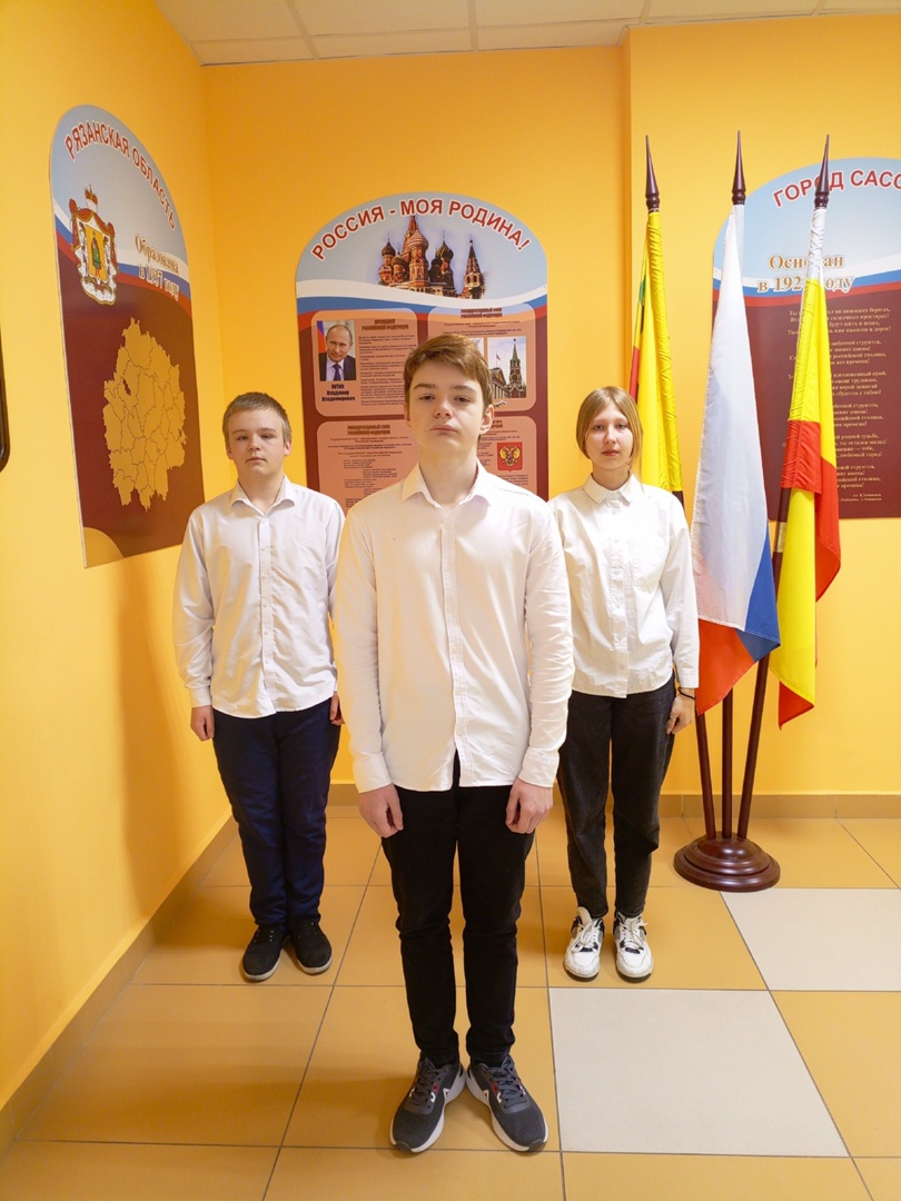 Сегодня в школе №2 прошла традиционная линейка Вноса флага и исполнения гимна Российской Федерации..